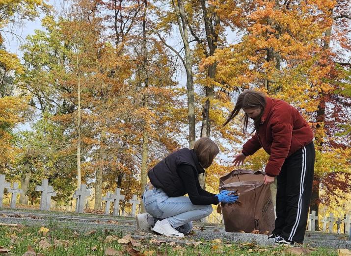 Uczniowie zadbali o cmentarz wojenny